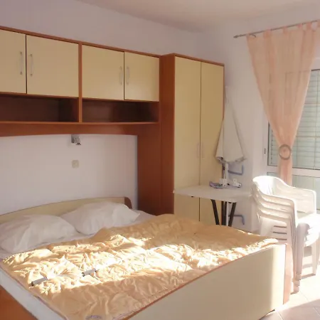 Gelbes Haus, Einzimmerwohnung Am Apartment Banjol