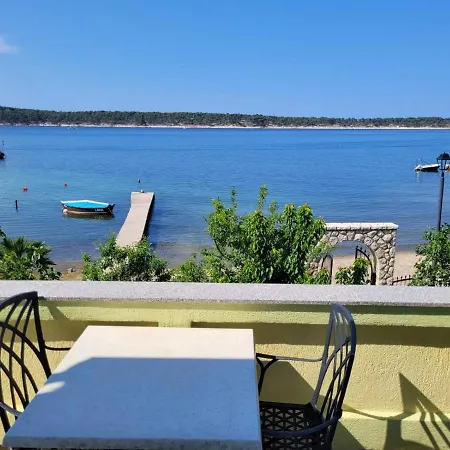 Gelbes Haus, Einzimmerwohnung Am Meer Banjol