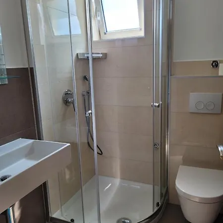 Apartment Gelbes Haus, Einzimmerwohnung Am Meer Banjol